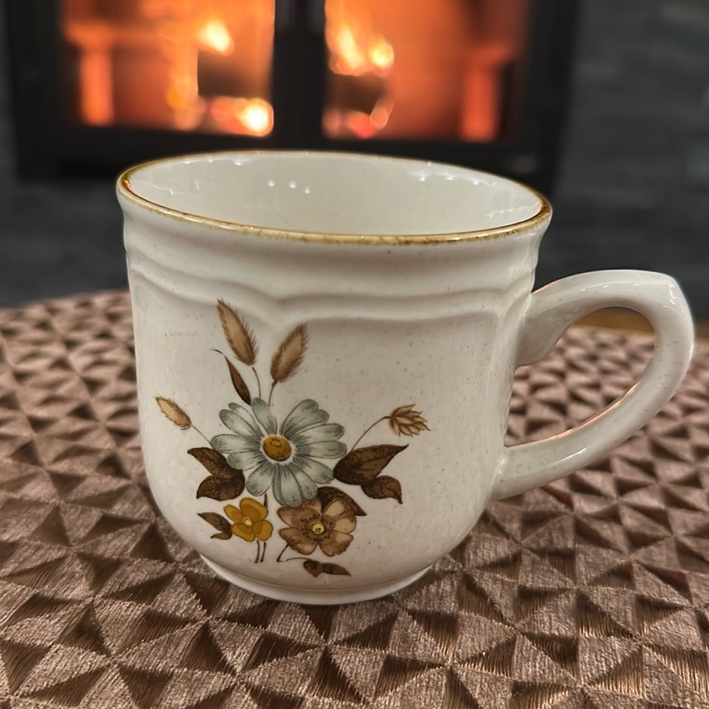 Set of Four Vintage Mugs - Picture 2 of 13